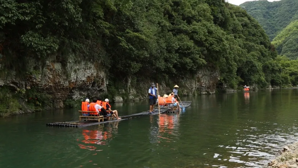 快乐竹筏漂流惬意满格泾县月亮湾地址:安徽省宣城市广德县四合乡宏霞