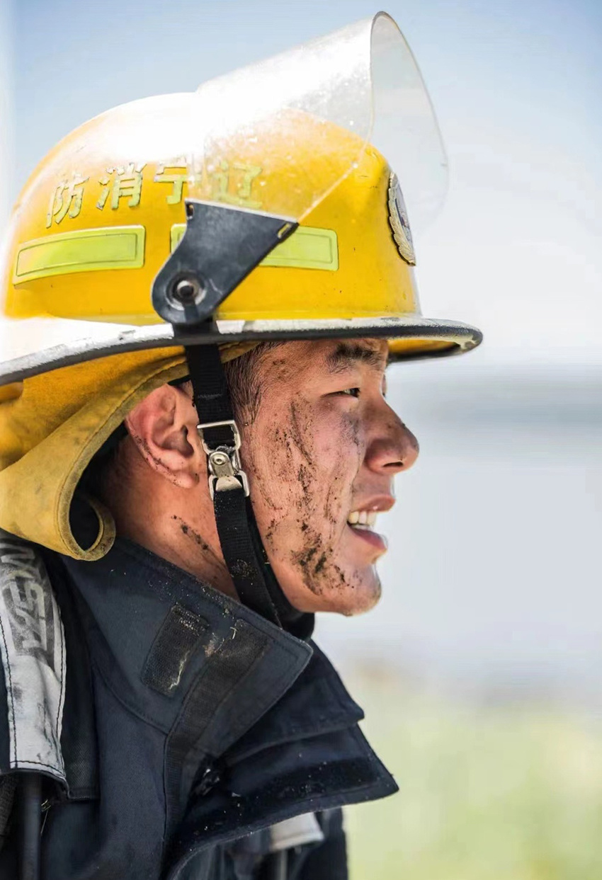 消防员的手机里,都有一张不想让家人看见的照片……_腾讯新闻