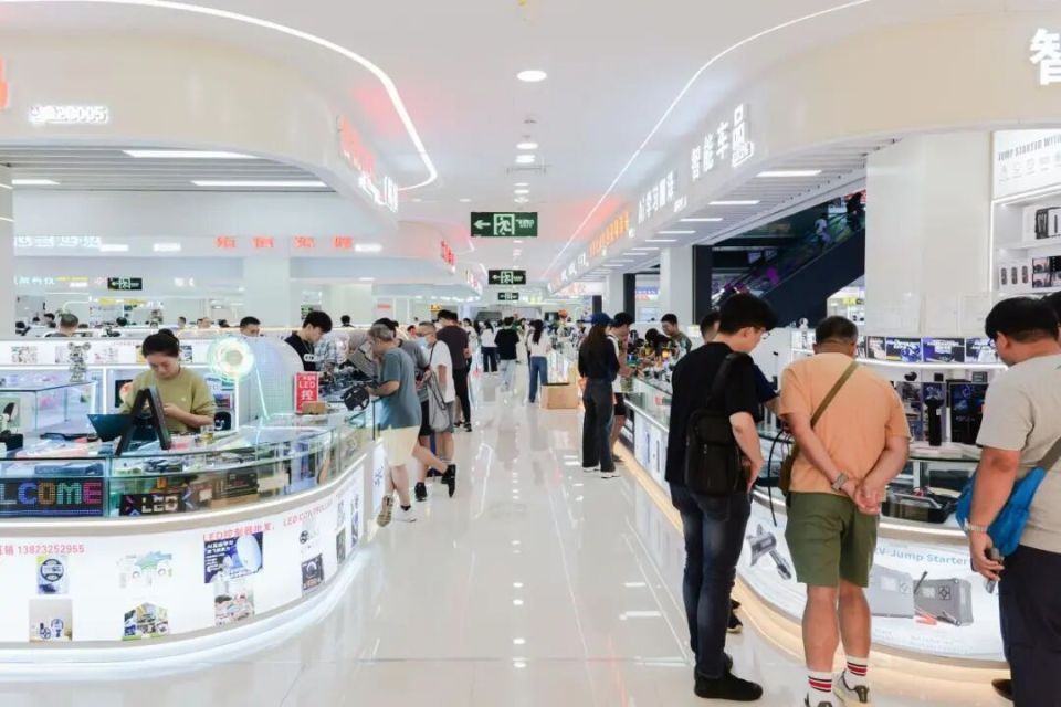 （本文作者为 镜相工作室，钛媒体经授权发布）文丨镜像工作室，作者 | 阮怡玲，编辑丨吴述之在华强北，有人用半年的时间让一个毛绒玩具学会察言观色，有人则用48小时复刻一款海外最新的AI硬件。这里的商人很少讨论技术本身，但总能第一时间把新产品做出来，装进了手表、眼镜和玩偶里，摆上柜台。曾经风靡的手机配件、智能产品让位给了新的明星产品：AI硬件。老玩家转型，新创业者入局。华强北正用它独有的供应链速度，验