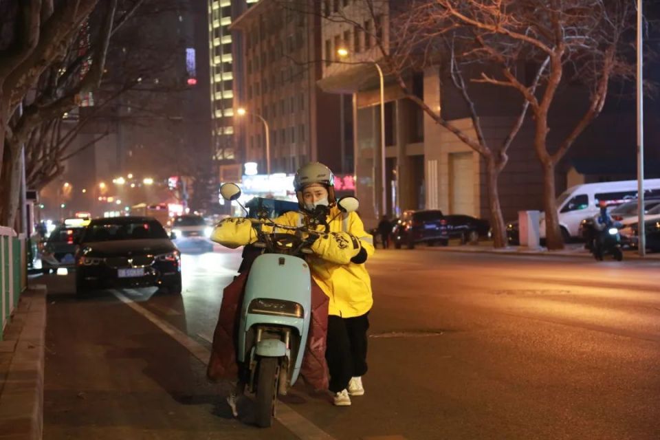 大连4岁女童患罕见恶性肿瘤,父母送外卖难以支撑治疗费_腾讯新闻