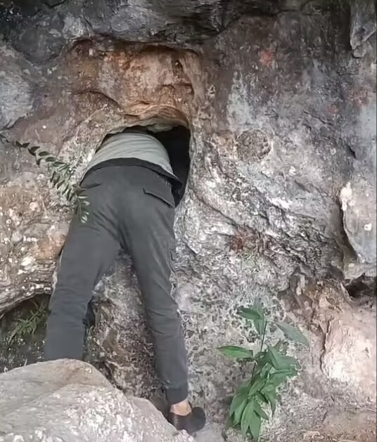 广西人是怎么把老祖宗葬在山顶上的拜山还得爬山攀岩