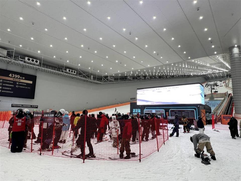 酷暑中，每天超3000人在这里裹棉袄滑雪 ！武汉这个 “超级大冰箱”可以自己发电