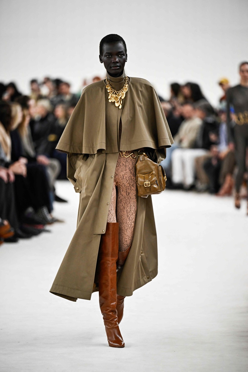 新华社/法新2月29日,模特在法国巴黎时装周上展示蔻依(chloe)品牌的