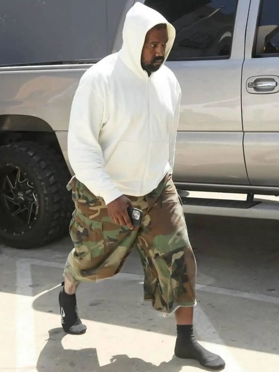 的录音室,穿着 balenciaga 解构皮衣搭配了 joshua jamal 的迷彩裤,让