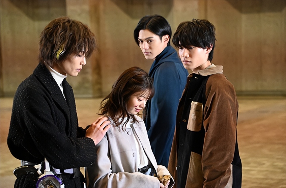 假面骑士极狐：娜猫和黄狮携手共战高强度发糖 景和表情很微妙