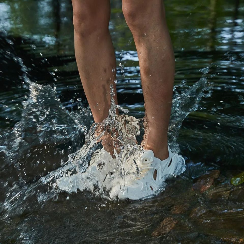 全身都是排气孔,透气!轻到能水上漂!