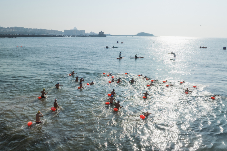 巧克力大爷大妈齐聚栈桥一展冬泳风采