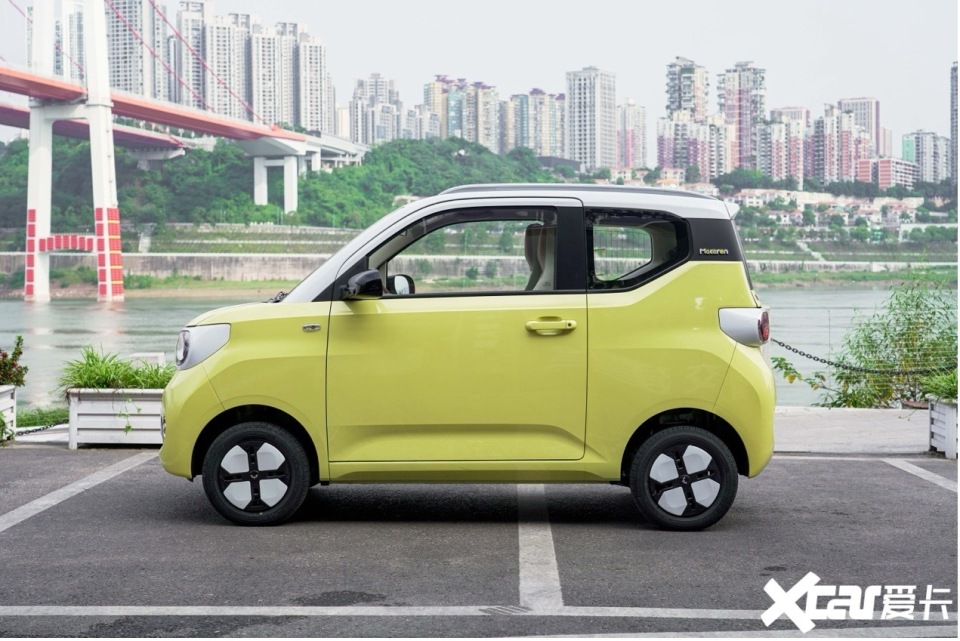 第三代宏光miniev则采用白色饰板营造双拼色设计,包括车头格栅,前后