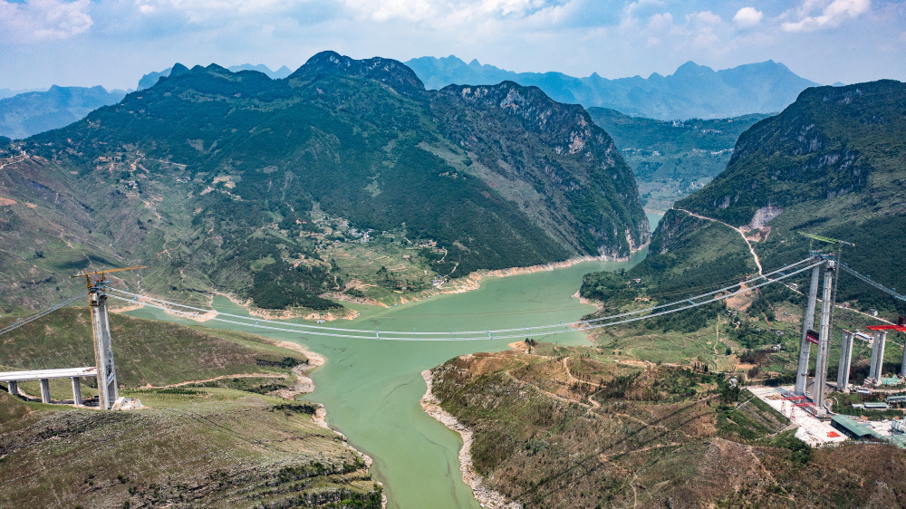 牂牁江大桥主缆牵引顺利完成