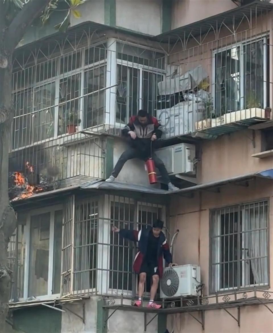 宁波一小区居民楼阳台突发火灾,顺丰快递小哥徒手爬上