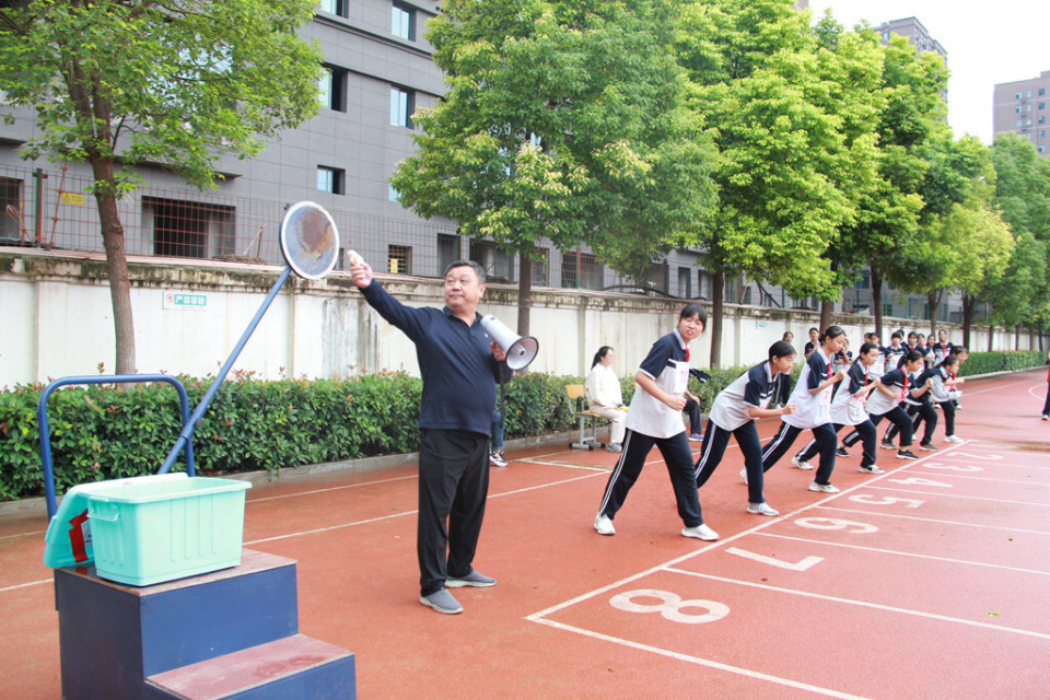 绵绵秋雨 燃情盛开——郑州市第四十八中学2023年秋季田径运动会顺利
