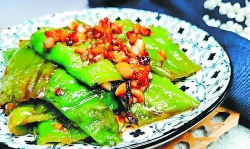 巧心思制作的三样配菜,醋熘土豆丝,大清早从后园摘来的扫帚菜炒成青菜