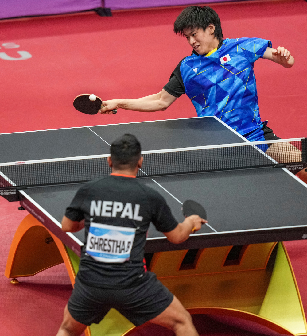 在男子团体小组赛b组比赛中,日本队以3比0战胜尼泊尔队.