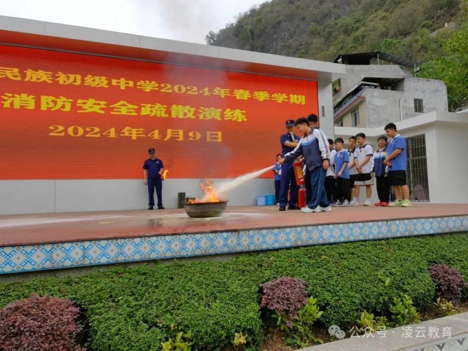 就地避震,地震警报解除后,学生们在老师的指挥下,快速移步到走廊列队
