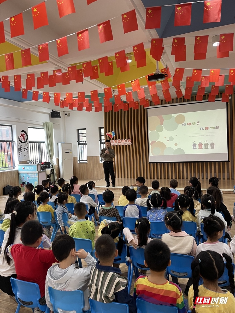" 小手牵大手 垃圾分类进校园"活动在西溪坪丽景天下红黄蓝幼儿园举行