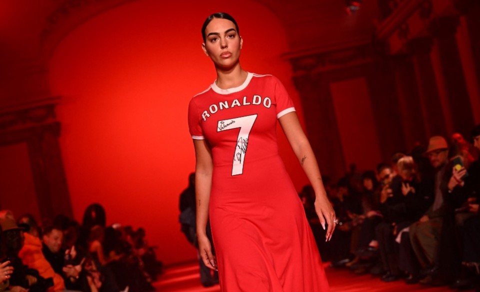 好看吗乔治娜身穿融合c罗曼联7号球衣的礼服亮相巴黎时装周