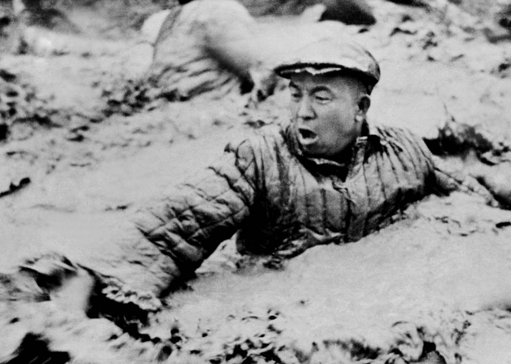 保住了钻机和油井终于压住了井喷经过全队工人的奋战用身体搅拌王进喜