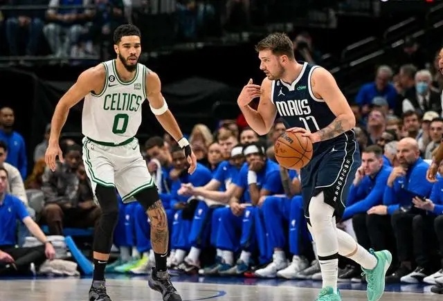 nba早报|湖人新帅将决定 布朗尼被看好能夺冠 东契奇带病上场