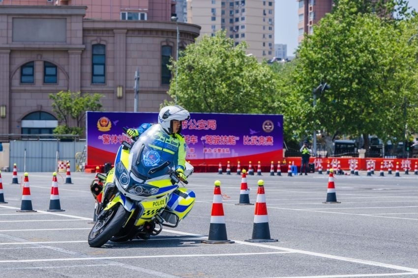 无锡交警铁骑图片