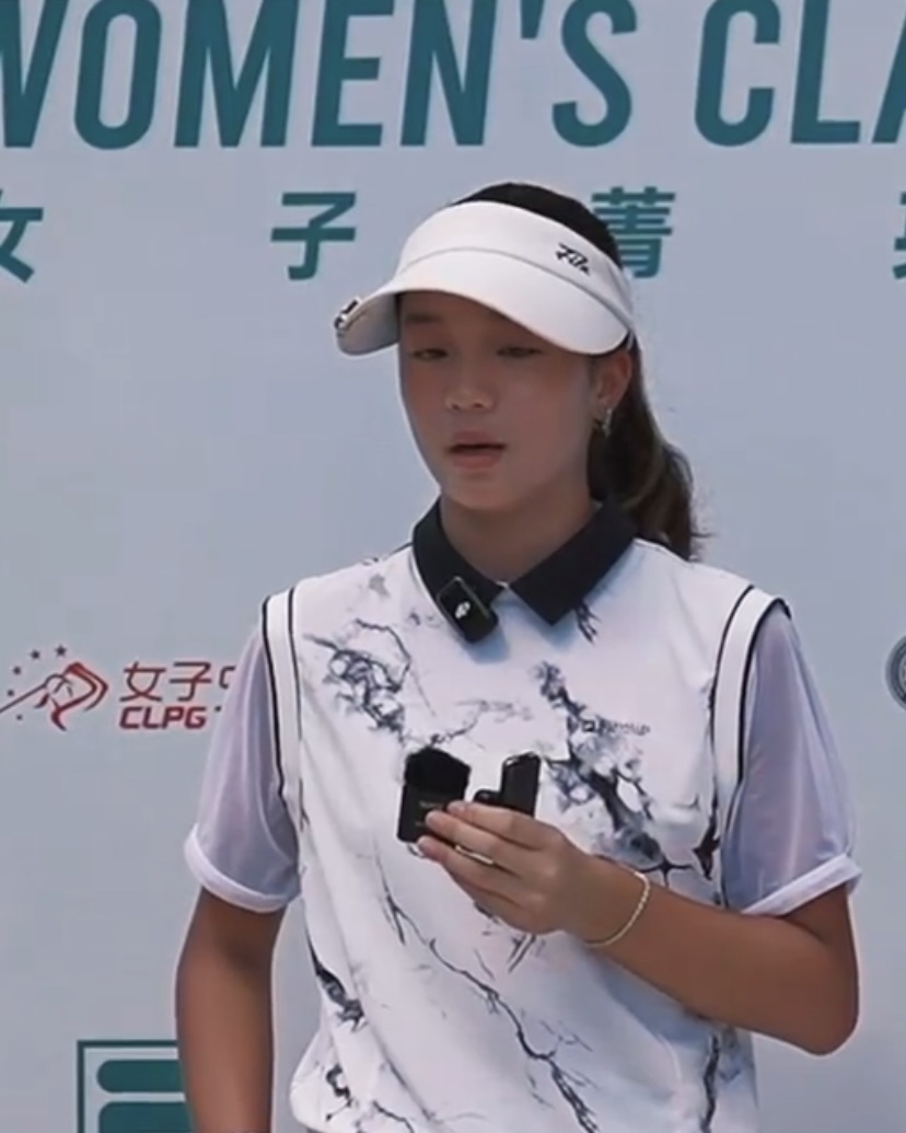 刘奕君女儿亮相高尔夫职业赛,13岁刘悦淇亭亭玉立,模样很像爸爸