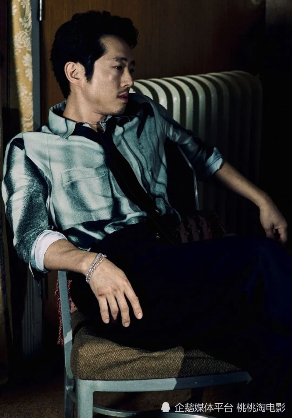 男星史蒂文·元《another》封面大片,粗粝复古氛围造型迷离颓废_腾讯