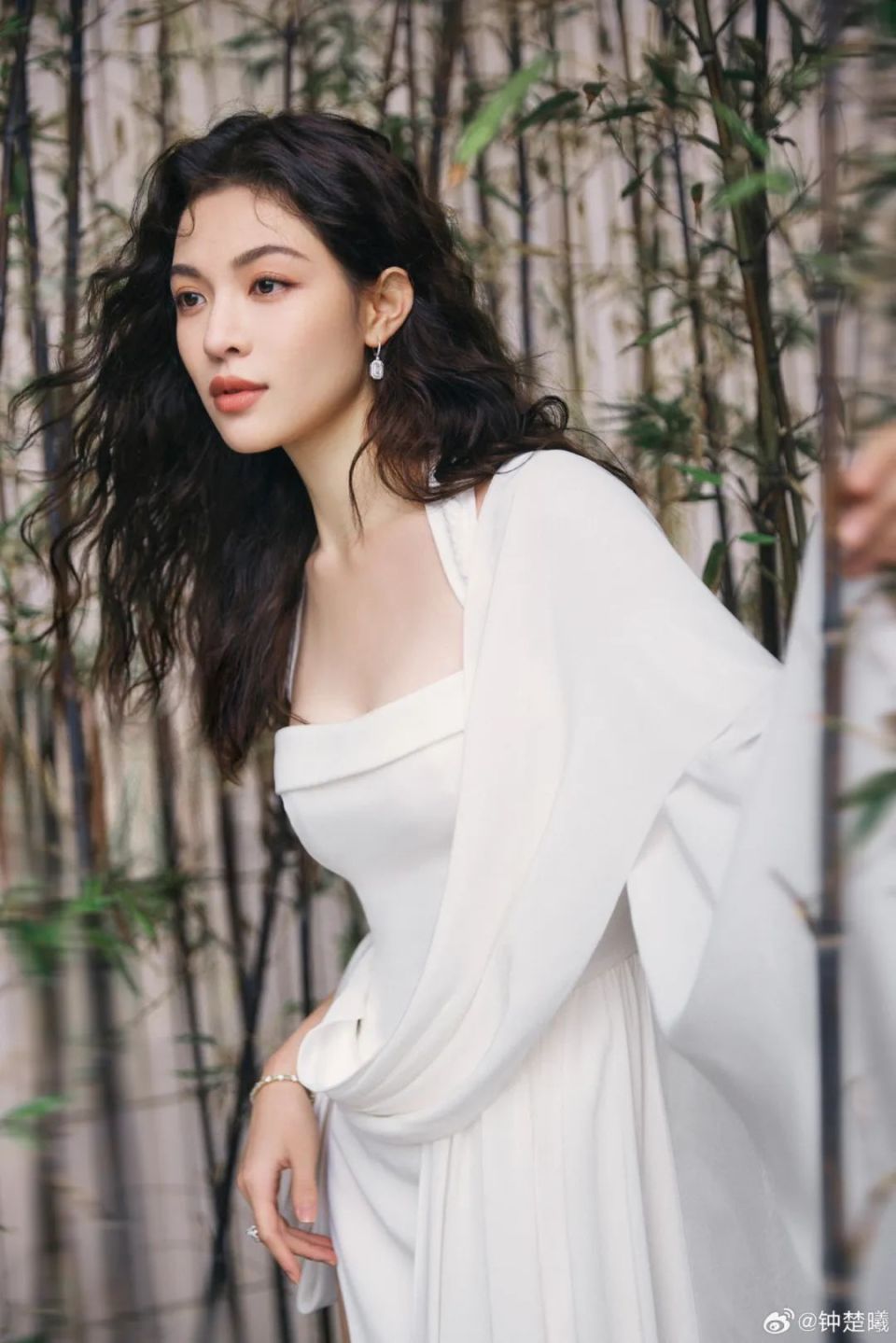 夏天的风,吹到了钟楚曦的身上