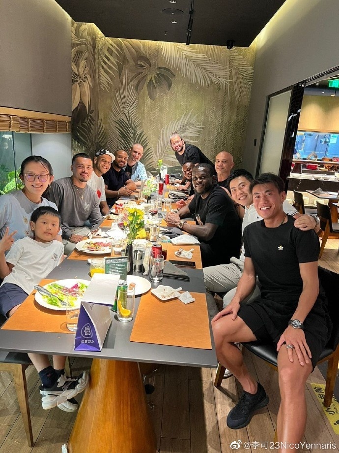 李可晒照与朋友聚餐:谢谢大家的生日祝福