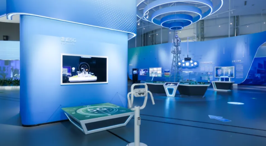 感受新一代通信技术在各行业的应用,例如,操作"网速大比拼"交互装置