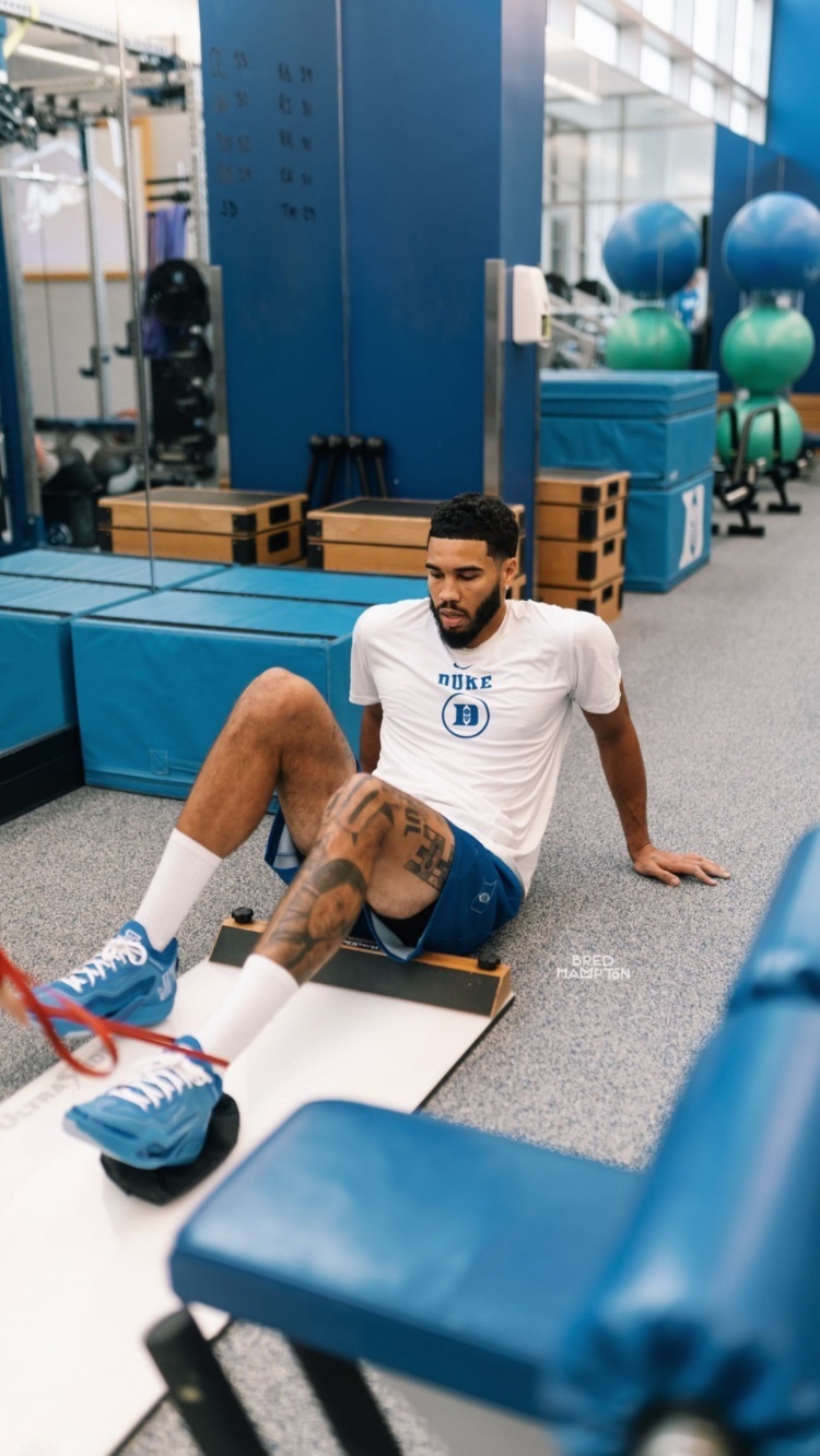 塔图姆ins晒回母校杜克训练组图_腾讯新闻