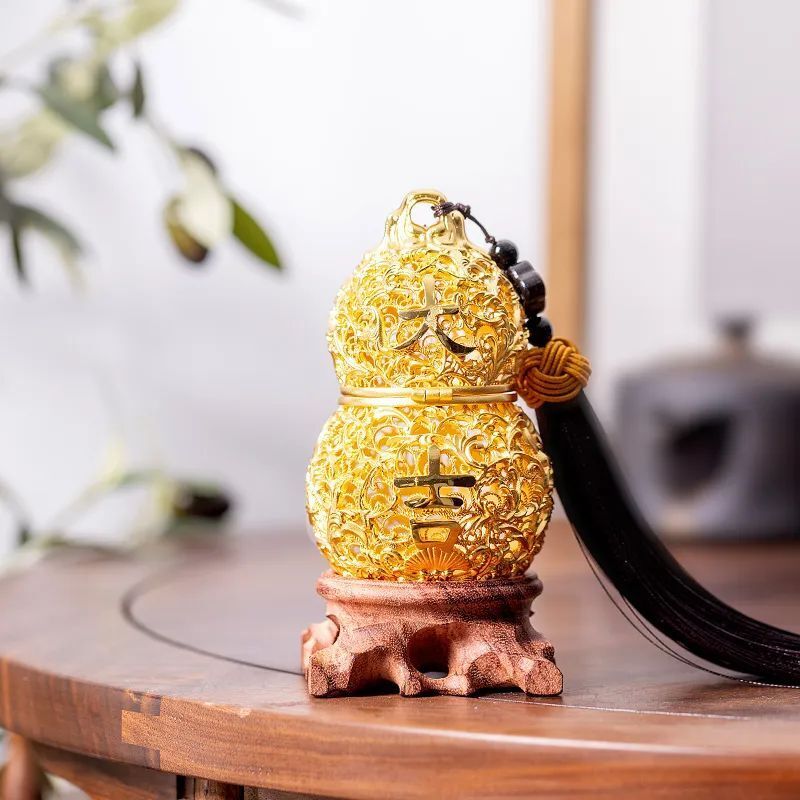 为卷草纹,象征生生不息,茂盛蓬勃;正反均有"大吉"文字,寓意福禄圆满