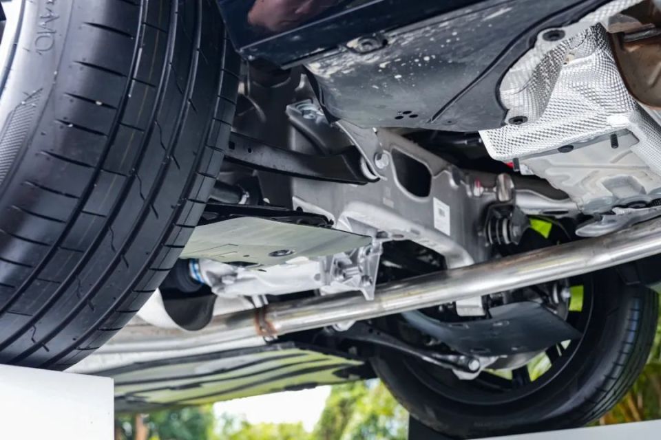 试驾宝马i5 edrive35l:雨天崇左上山遛弯,5系操控 纯电动力表现如何?