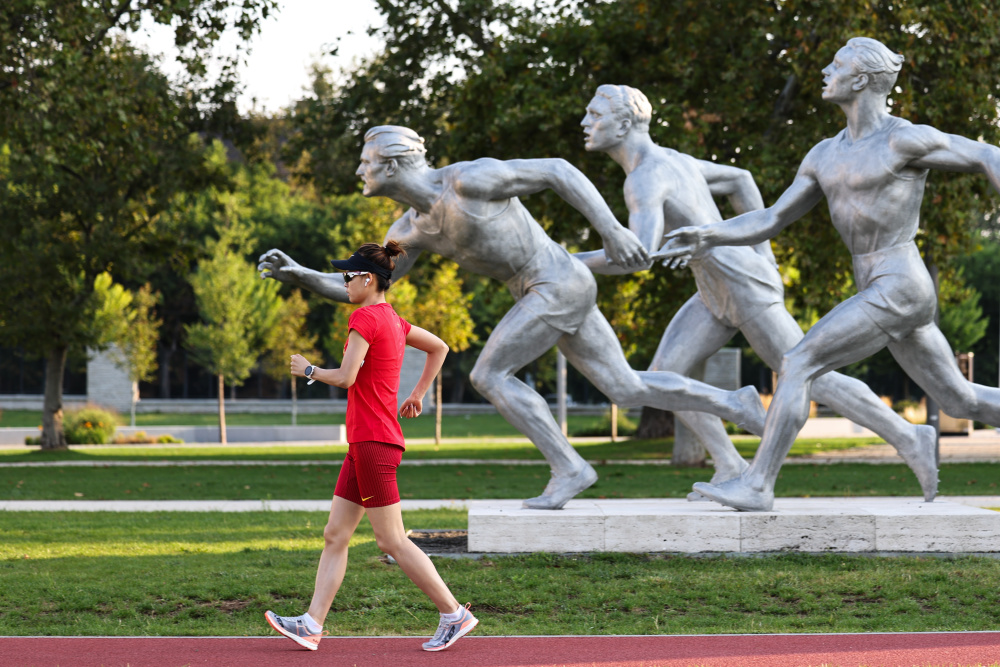 (田径世锦赛)中国竞走女队进行赛前训练