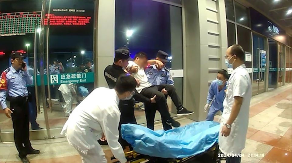 男子高铁站突发晕厥铁路民警及时施救