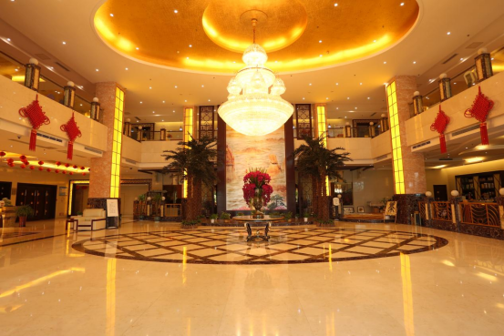 酒店坐落在玉山县城城北,东连美食一条街,南邻玉山长途汽车站,政府