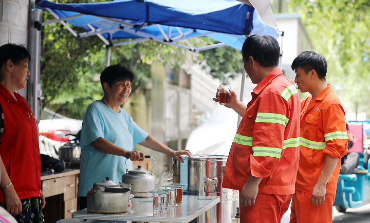 杭州:21年的爱心凉茶摊 传递城市的美好与温情-腾讯新闻