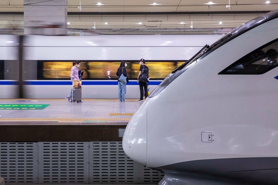 列车运行区段,合计调整14对列车:延长深圳北～武汉g1002次至深圳坪山