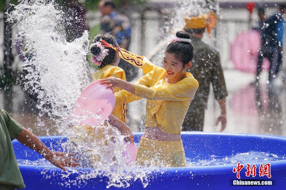 云南昆明欢度泼水节