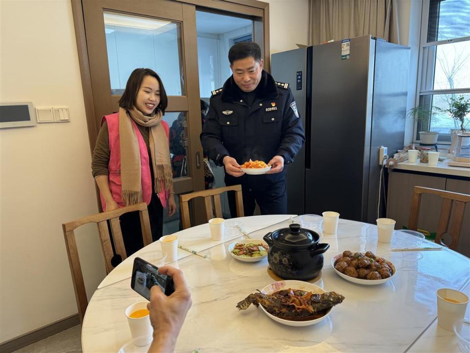 "你们先坐下喝茶吃瓜子,我来做饭."王婆婆热情地招呼着大家不要客