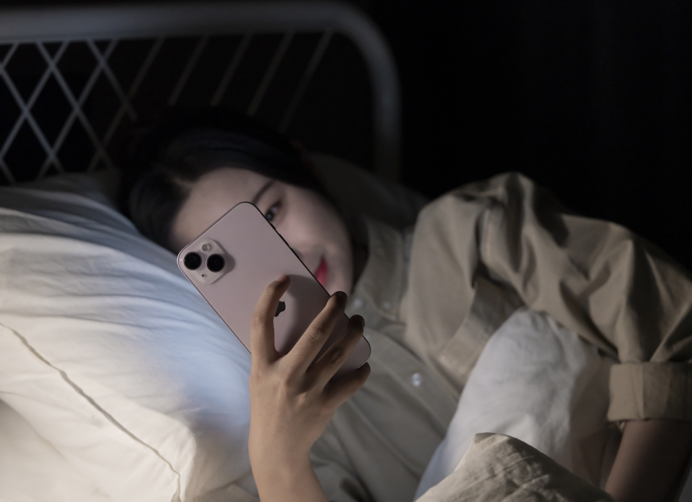 长时间使用手机;同时也不要将屏幕调得太亮,这样对眼睛的刺激也会更大