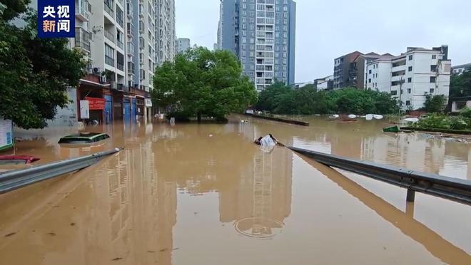 暴雨致重庆一镇内涝,当地商户:一楼被淹物品损坏,大家在互助