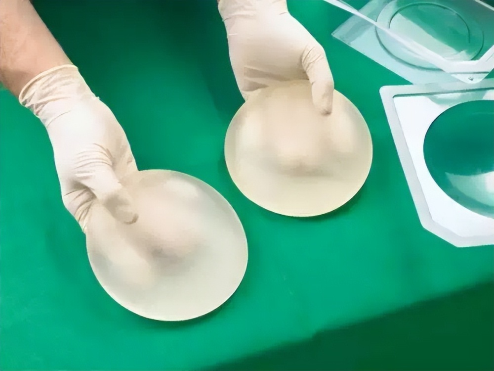 当乳腺癌的具体情况不符合保乳手术条件,必须切除乳房时,有重建意向的