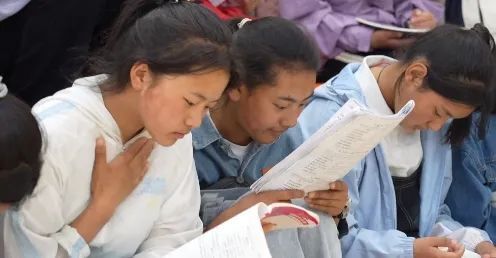 甘孜县在甘孜县一大早,负责考点安保的警力已抵达各中考考点,对考场