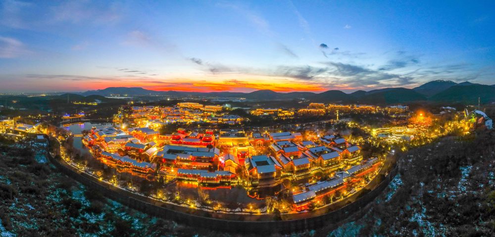 茅山脚下的常州金坛东方盐湖城夜色(2023年12月22日摄,无人机照片).
