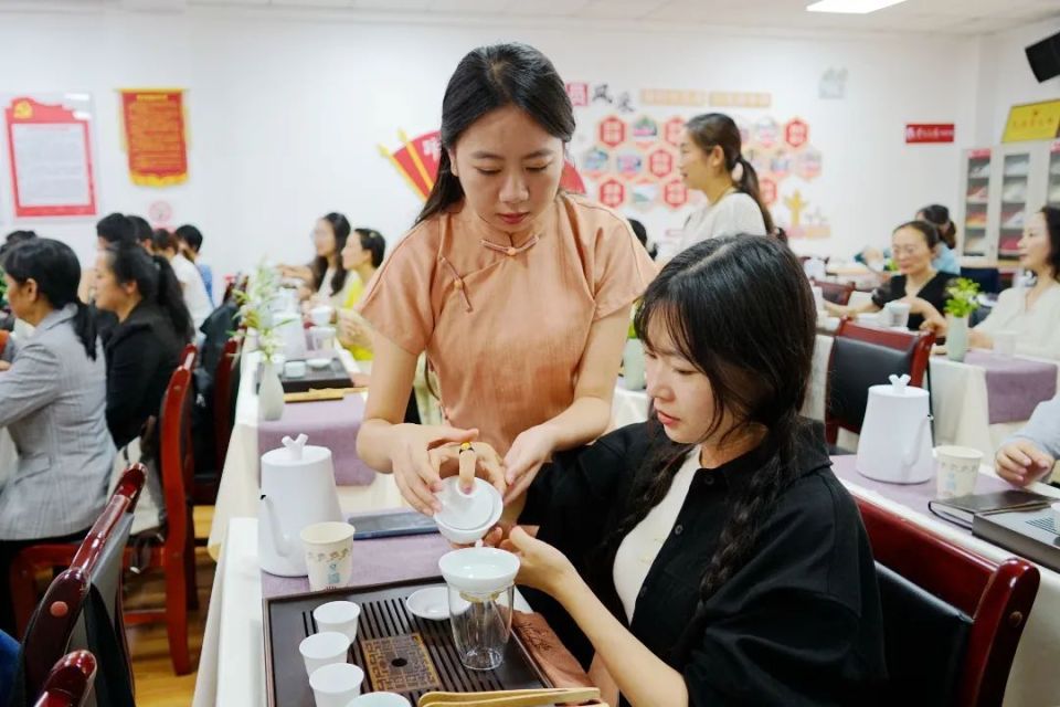 详细示范普洱茶冲泡流程,并着重讲解茶艺技巧和茶道礼仪