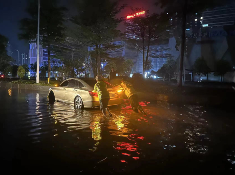 暴雨突袭增城!他们彻夜奋战