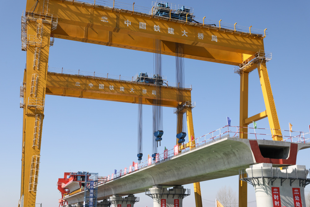 3月25日,在哈伊高铁安邦河特大桥施工作业点,中国铁建大桥工程局集团