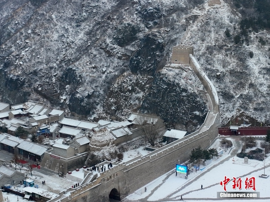 12月13日,河北省张家口市,航拍雪中的大境门长城.