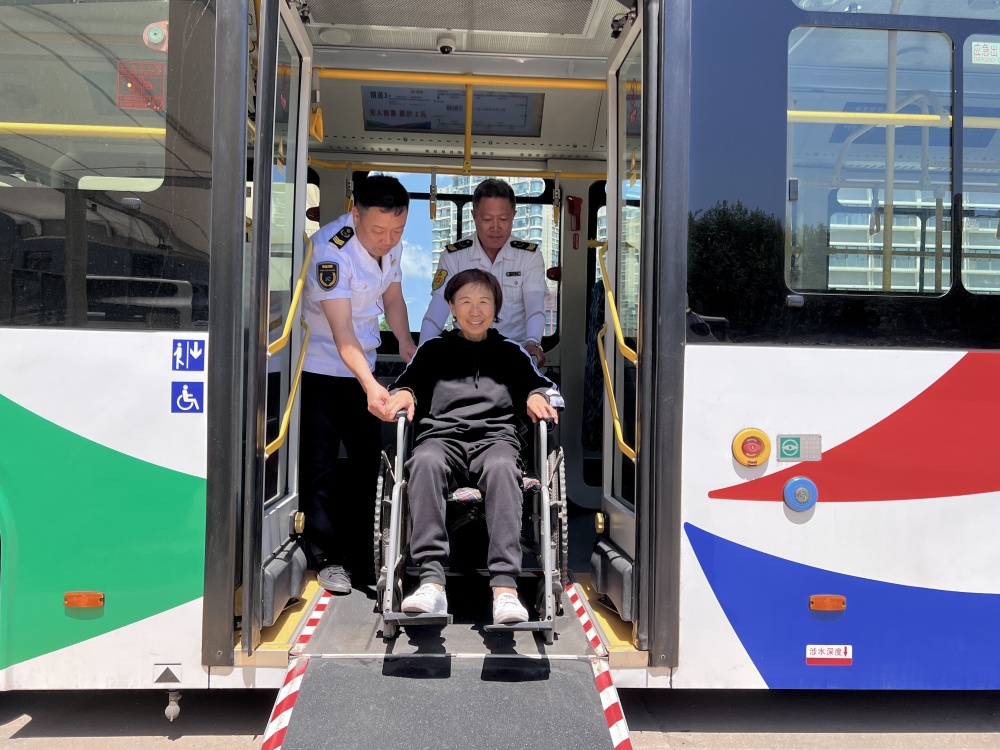 服务有爱 交通无碍  温馨巴士公司开展无障碍宣传日活动