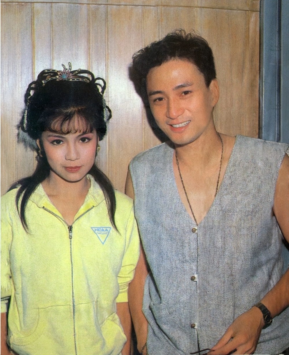 《楚留香之蝙蝠传奇》幕后花絮:翁美玲补妆,汤镇业探班_腾讯新闻