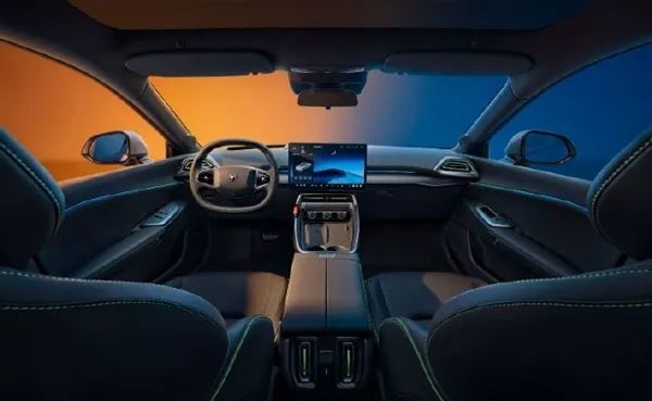 无线充电面板,取消了传统中控台物理按键,内饰配色可选能量黑,雾光棕